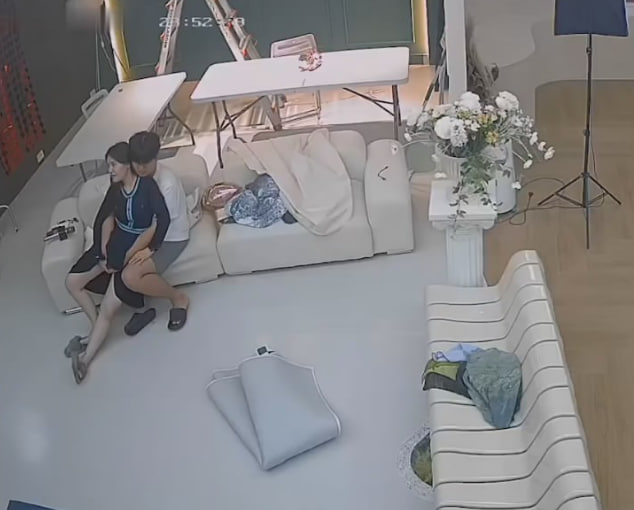 黑客入侵监控！摄影师趁摄影棚无人之际，狂操丰满老板娘密室偷情